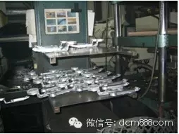 壓鑄件冷卻一定時間后方放入切邊模內